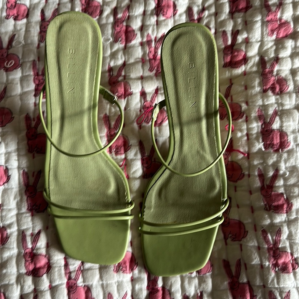 Billini hazley heels . color: apple